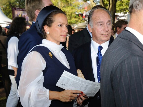 L'Aga Khan avec sa fille Zahra et en famille lors de l'édition 2011 du Qatar Prix de l'Arc de Triomphe, qui a vu dimanche 2 octobre le sacre inattendu de la pouliche allemande Danedream, auteure du nouveau record de l'épreuve. Un scénario explosif auquel célébrités et turfistes ont assisté à Longchamp.