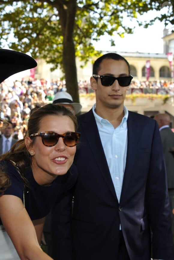 Charlotte Casiraghi et son chéri, Alex Dellal, lors de l'édition 2011 du Prix de l'Arc de Triomphe, dimanche 2 octobre, qui a vu le sacre inattendu de la pouliche allemande Danedream, auteure du nouveau record de l'épreuve.