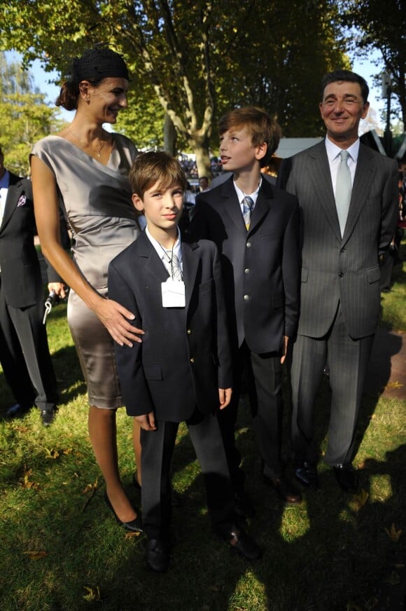 Le baron Edouard de Rotschild en famille, avec Irene Salvador et ses fils David et Ferdinand, lors de l'édition 2011 du Prix de l'Arc de Triomphe, dimanche 2 octobre, qui a vu le sacre inattendu de la pouliche allemande Danedream, auteure du nouveau record de l'épreuve.