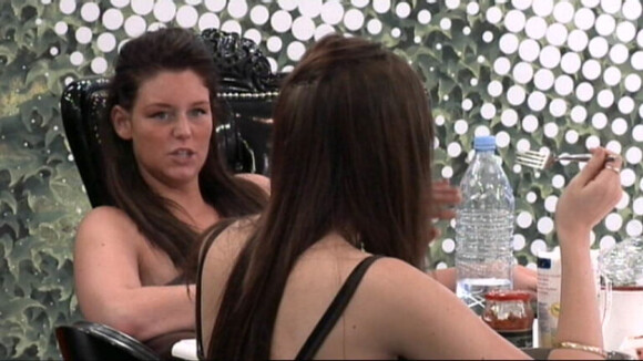 Aurélie discute avec Morgane dans Secret Story 5
