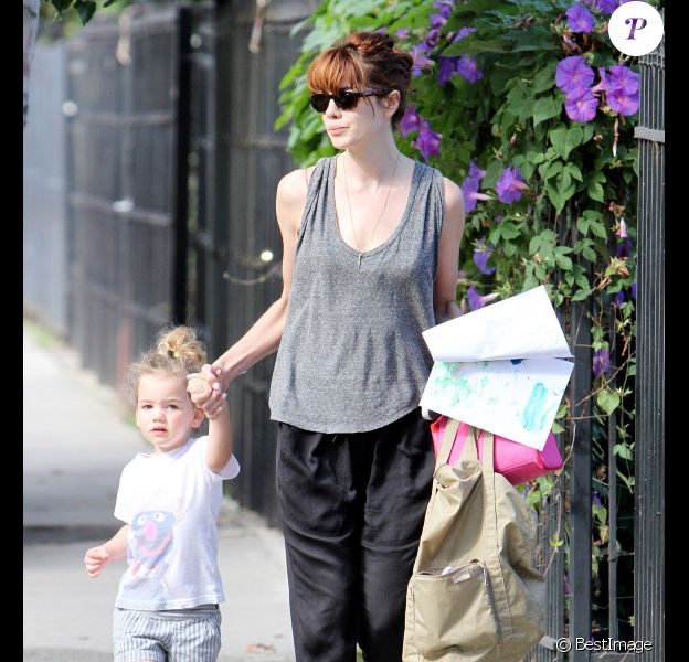 Michelle Monaghan et sa fille Willow, 2 ans et demi, à la sortie de la crèche, à Los Angeles, le 3 octobre 2011