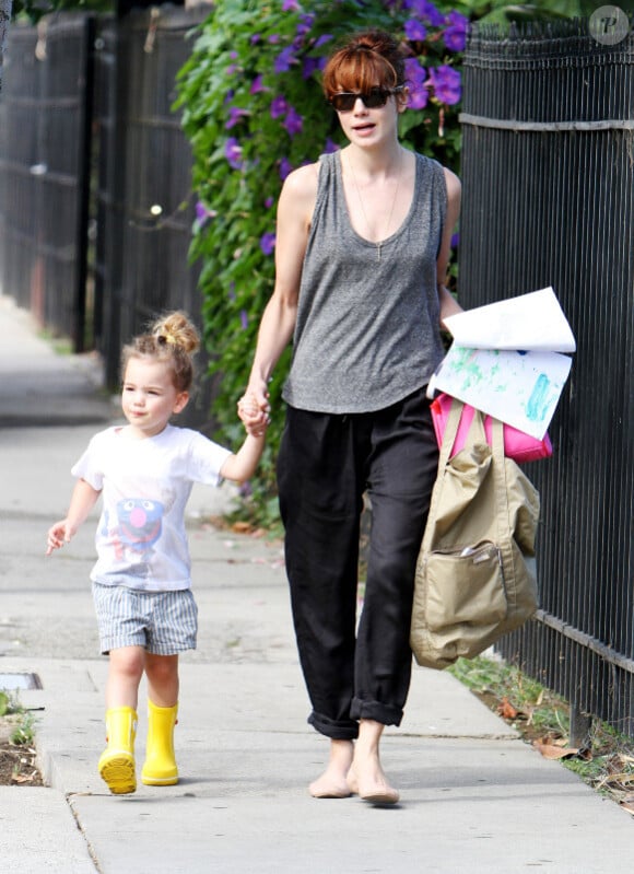 Michelle Monaghan, rousse et sa fille Willow à la sortie de la crèche, à Los Angeles, le 3 octobre 2011