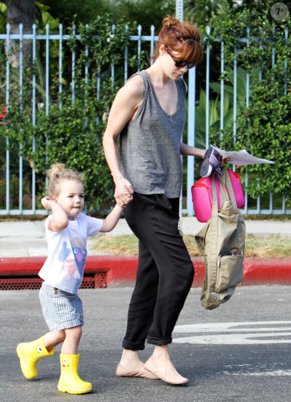 Michelle Monaghan et sa fille Willow à la sortie de la crèche, à Los Angeles, le 3 octobre 2011