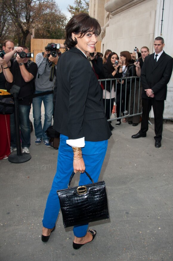 Inès de la Fressange arrive au défilé Chanel lors de la Fashion Week parisienne le 4 octobre 2011