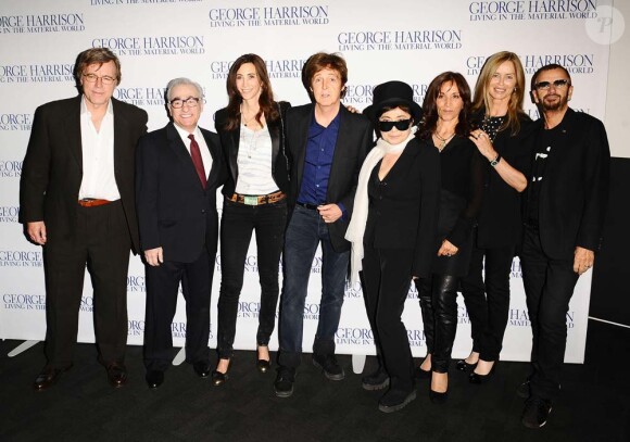 Martin Scorsese, Nancy Shevell, Paul McCartney, Yoko Ono, Olivia Harrison, Barbara Bach et Ringo Starr à l'avant-première de Living in the Material World : George Harrison, à Londres, le 2 octobre 2011.