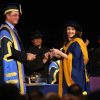 Un bien jolie diplôme pour Kylie Minogue qui reçoit un doctorat honoraire de l'université Anglia Ruskin à Chelmsford, le 5 octobre 2011.