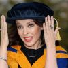 Kylie Minogue reçoit un doctorat honoraire de l'université Anglia Ruskin à Chelmsford, le 5 octobre 2011. La chanteuse est récompensé pour son combat contre le cancer.