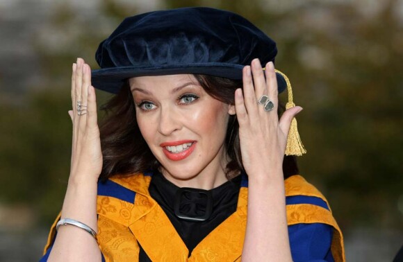 Kylie Minogue reçoit un doctorat honoraire de l'université Anglia Ruskin à Chelmsford, le 5 octobre 2011. La chanteuse est récompensé pour son combat contre le cancer.