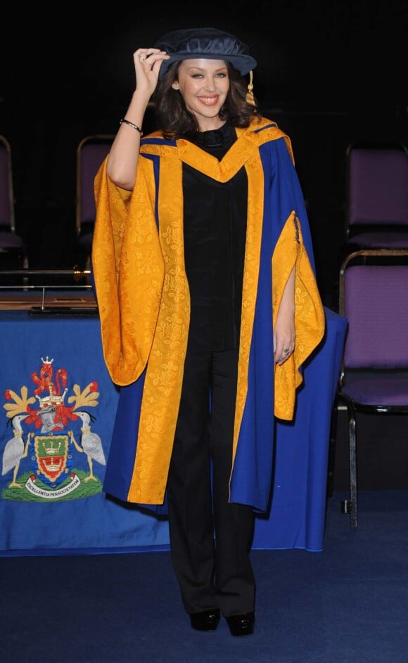 Kylie Minogue reçoit un doctorat honoraire de l'université Anglia Ruskin à Chelmsford, le 5 octobre 2011.