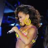 Rihanna : sexy lorsqu'elle opte pour son maillot en bonbons à l'O2 Arena de Londres le 5 octobre 2011