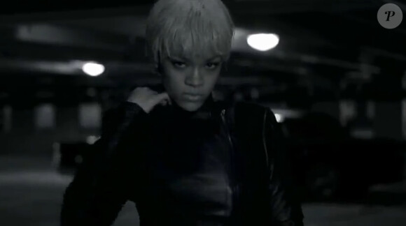 Rihanna : une blonde très sensuelle dans le spot de pub pour Armani Jeans