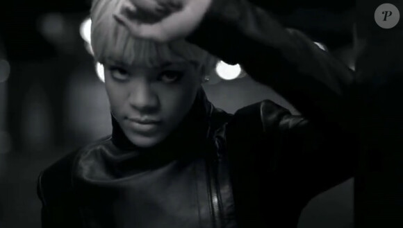 Rihanna : en blonde, ou en brune, c'est une bombe dans le spot de pub pour Armani Jeans