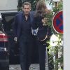 Carla Bruni et Nicolas Sarkozy (dossiers sous le bras) sont de retour à  leur hôtel particulier le dimanche 16 octobre en fin d'après-midi après  un week-end à l'Elysée
