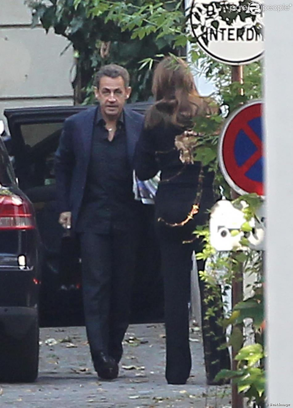 Carla Bruni Et Nicolas Sarkozy Dossiers Sous Le Bras Sont De Retour A Leur Hotel Particulier Le Dimanche 16 Octobre En Fin D Apres Midi Apres Un Week End A Purepeople