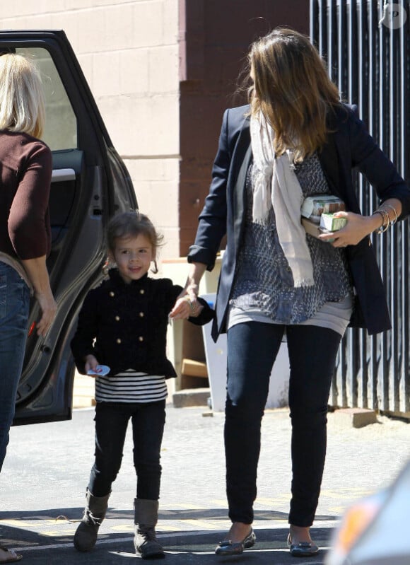 Jessica Alba de sortie avec sa fille, sa maman, et la petite Haven cachée dans sa poussette le 6 octobre à Los Angeles