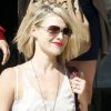 Ali Larter se promène avec une amie dans les rues de Los Angeles le 7 octobre 2011