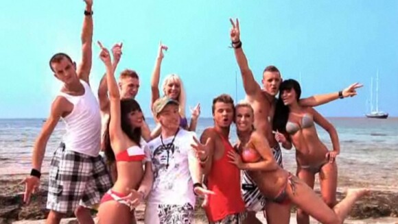 Toute l'équipe des Ch'tis à Ibiza à la plage !