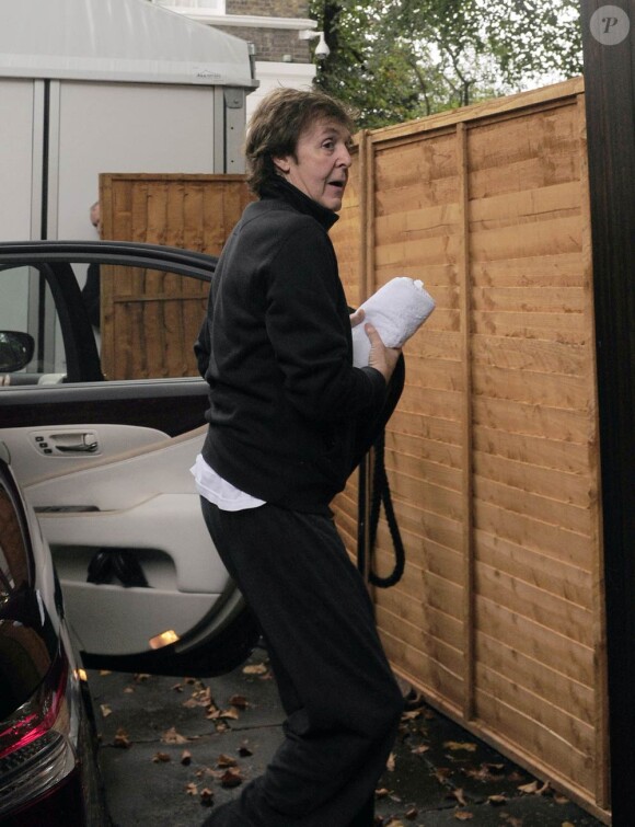 Sir Paul McCartney et Nancy Shevell de retour d'une petite séance de gym au matin de leur mariage, à Londres, le 9 octobre 2011.