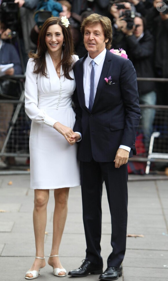 Sir Paul McCartney et Nancy Shevell, amoureux depuis 2007, se sont  mariés dimanche 9 octobre à la mairie de Marylebone, dans le centre de  Londres. C'est le troisième mariage de l'ex-Beatle, 69 ans, le second  pour sa fiancée de 51 ans.