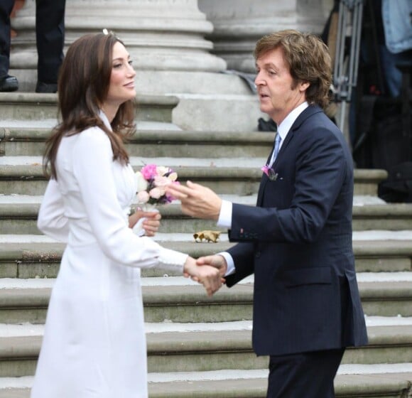 Sir Paul McCartney et Nancy Shevell se sont  mariés dimanche 9 octobre à la mairie de Marylebone, dans le centre de  Londres. C'est le troisième mariage de l'ex-Beatle, 69 ans, le second  pour sa fiancée de 51 ans.