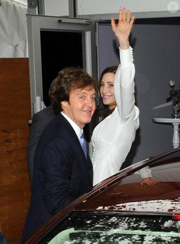Just married ! Sir Paul McCartney et Nancy Shevell, amoureux depuis 2007, se sont   mariés dimanche 9 octobre à la mairie de Marylebone, dans le centre de   Londres. C'est le troisième mariage de l'ex-Beatle, 69 ans, le second   pour sa fiancée de 51 ans.