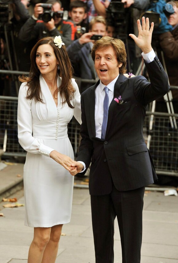 Just married ! Sir Paul McCartney et Nancy Shevell, amoureux depuis 2007, se sont   mariés dimanche 9 octobre à la mairie de Marylebone, dans le centre de   Londres. C'est le troisième mariage de l'ex-Beatle, 69 ans, le second   pour sa fiancée de 51 ans.