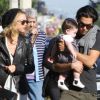 Rachel Zoe traverse avec son fils Skyler lors d'une balade dans les rues de Los Angeles, le 8 octobre 2011
