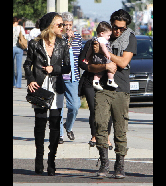 Rachel Zoe traverse avec son fils Skyler lors d'une balade dans les rues de Los Angeles, le 8 octobre 2011