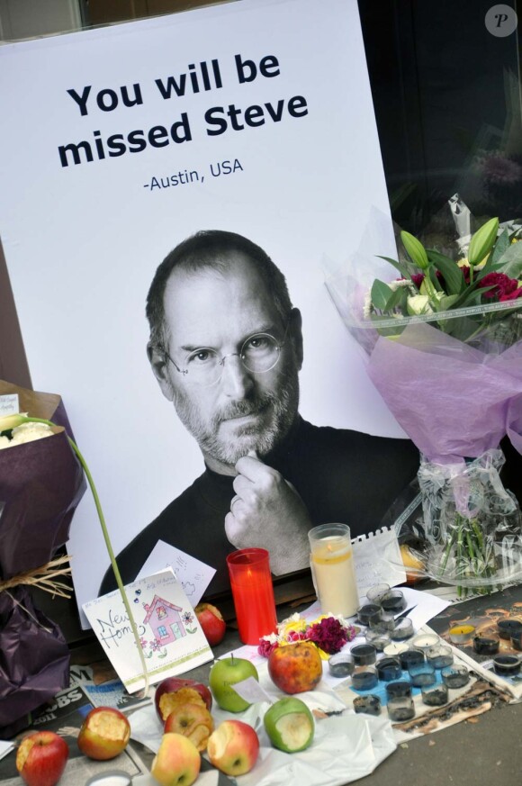 Steve Jobs, hommage devant l'Apple Store de Londres, le 9 octobre 2011.