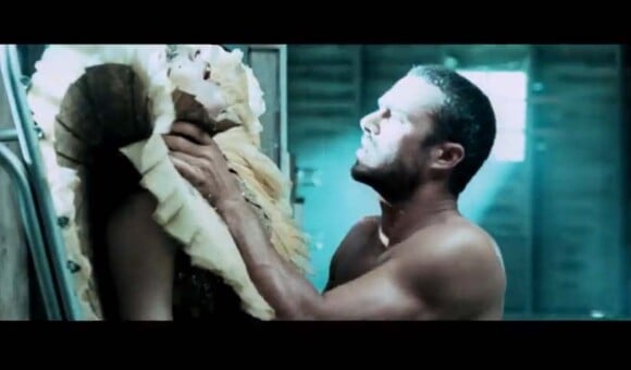 Lady Gaga et Taylor Kinney dans le clip de Yoü and I, en août 2011. La rencontre est pour le moins explosive entre les supposés amoureux.
