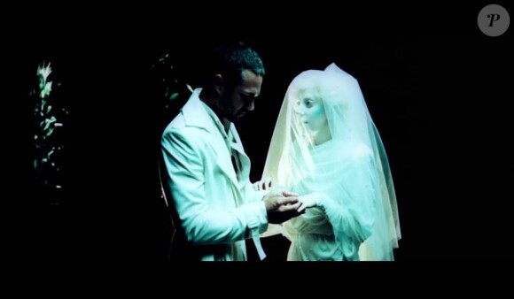 Lady Gaga et Taylor Kinney dans le clip de Yoü and I, en août 2011, où ils finissent par se marier... un clip prémonitoire ?