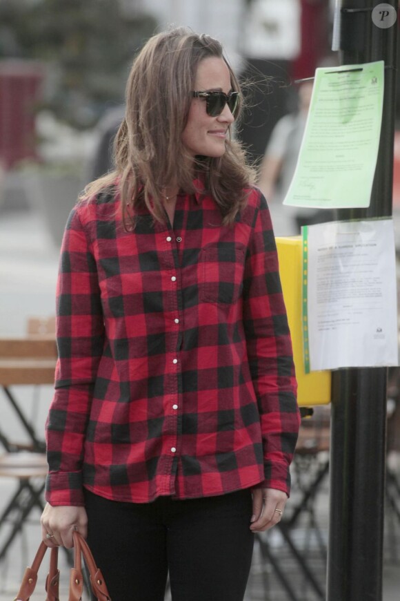 Pippa Middleton dans les rues de Londres se tient... à carreaux ! Le 10 octobre 2011