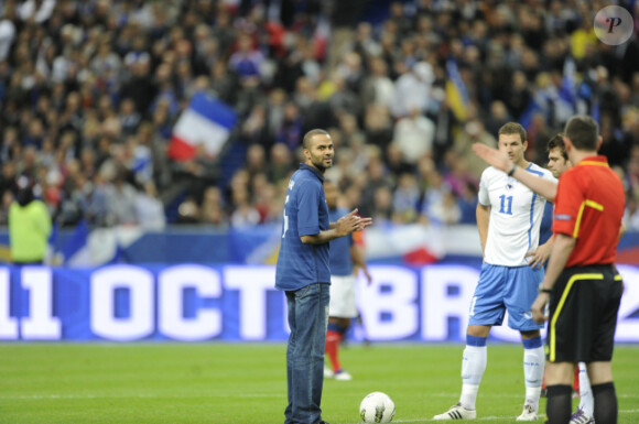Tony Parker a donné le coup d'envoi du match opposant la France à la Bosnie au Stade de France le 11 octobre 2011 à Saint-Denis