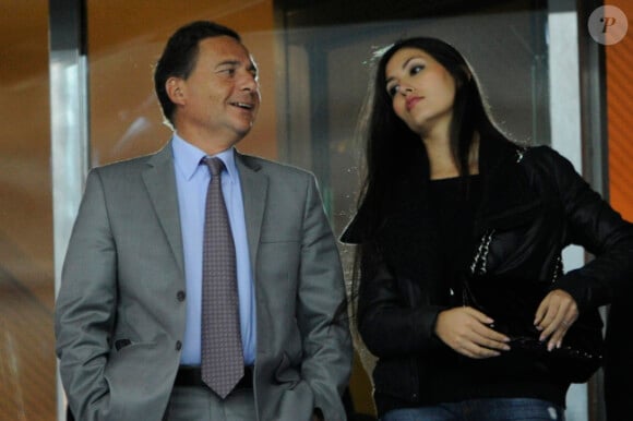 Eric Besson et sa femme Yasmine dans les travées du Stade de France le 11 octobre 2011 à Saint-Denis lors du match entre l'équipe de France et la Bosnie