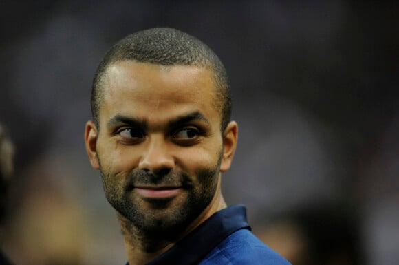 Tony Parker a donné le coup d'envoi du match opposant la France à la Bosnie au Stade de France le 11 octobre 2011 à Saint-Denis