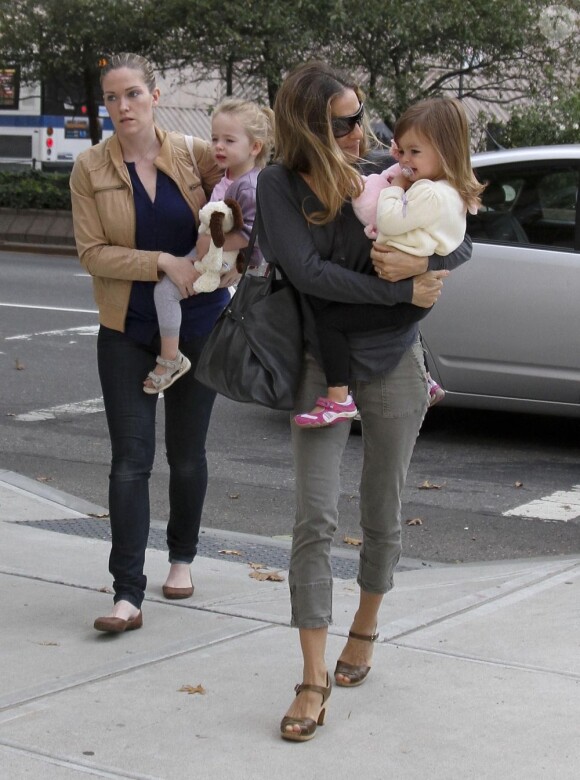 Sarah Jessica Parker revient de l'école avec sa nounou et ses jumelles, à New York. 11 octobre 2011.