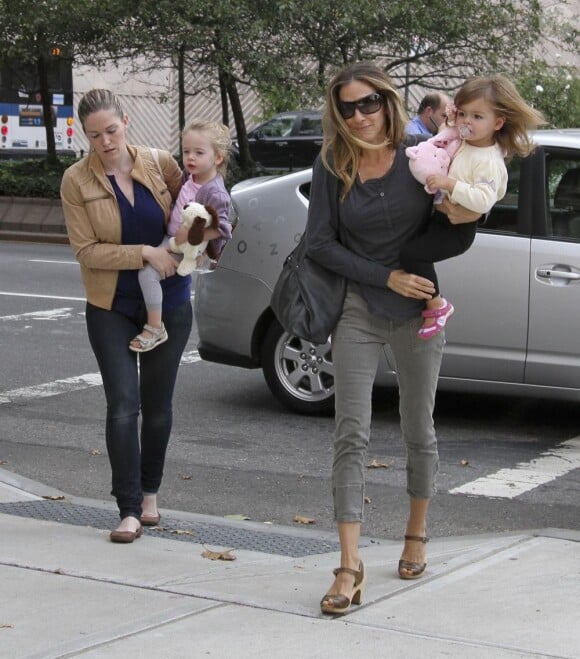 Sarah Jessica Parker et sa nounou vont chercher les jumelles à l'école, à New York. 11 octobre 2011.