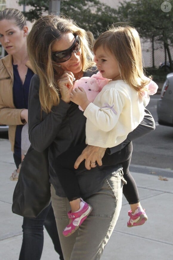 Sarah Jessica Parker revient de l'école avec l'une de ses jumelles, à New York. 11 octobre 2011.