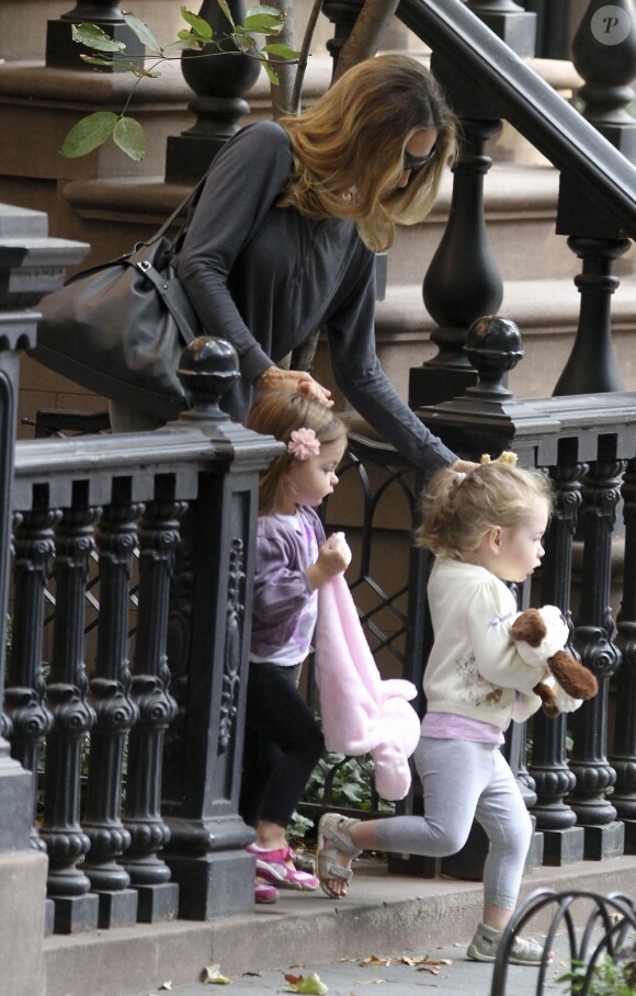 Sarah Jessica Parker va chercher ses jumelles à l'école, à New York. 11 octobre 2011.