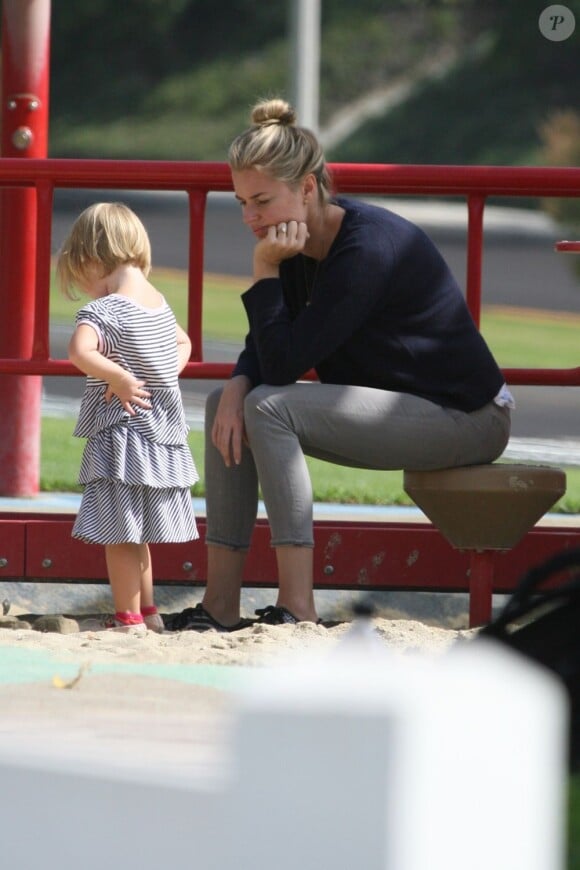 Rebecca Romijn et Jerry O'Connell passent l'après-midi avec leurs filles à Los Angeles, le 26 septembre 2011.