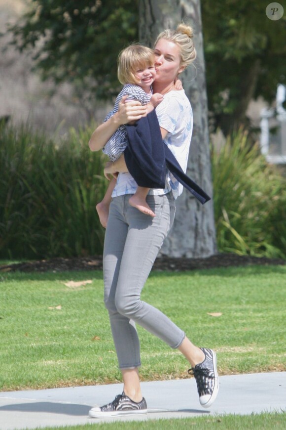 Rebecca Romijn redouble d'affection pour sa fille, à Los Angeles, le 26 septembre 2011.