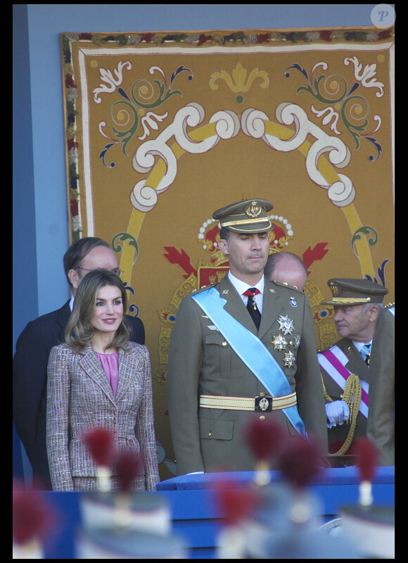 Le prince Felipe et Letizia d'Espagne concentrés lors du défilé.
Toute la famille royale espagnole était réunie pour la fête nationale espagnole, le 12 octobre 2011, à Madrid.