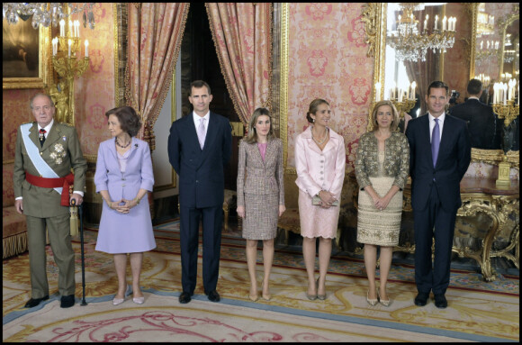 Le couple royal - Felipe d'Espagne et Letizia - était très sérieux lors de la cérémonie.
La famille royale espagnole lors de la fête nationale, le 12 octobre à Madrid. Toute la famille a assisté fièrement au défilé militaire.