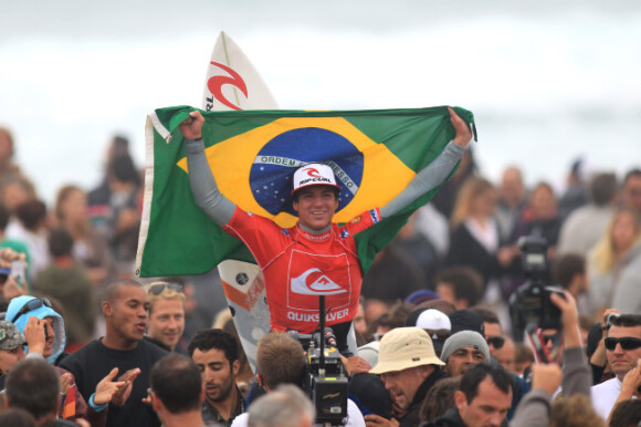 Gabriel Medina porté en triomphe par la foule le 11 octobre 2011 sur la plage de La Gravière à Hossegor