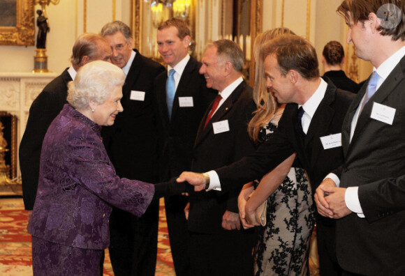 La reine Elizabeth II a reçu une délégation australienne le 13 octobre 2011 lors d'une réception royale.