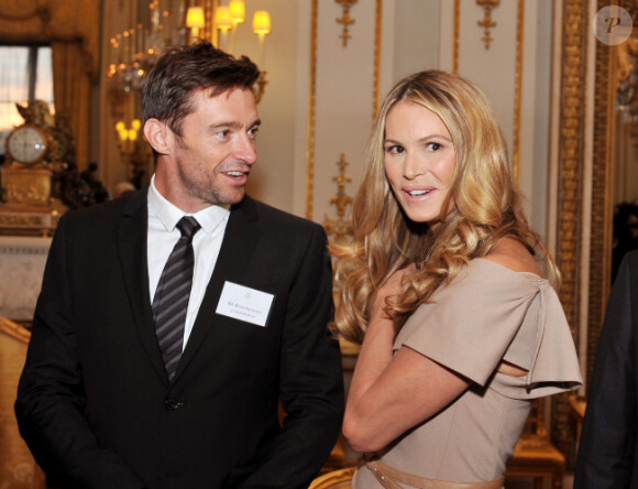Elle Macpherson en charmante compagnie de Hugh Jackman à son arrivée à la réception royale organisée à Buckhingham Palace le 13 octobre 2011 à Londres en l'honneur de l'Australie.