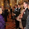 Hugh Jackman et Elle Macpherson officiellement présentés à la reine  Elizabeth II lors d'une réception à Buckingham Palace le 13 octobre 2011