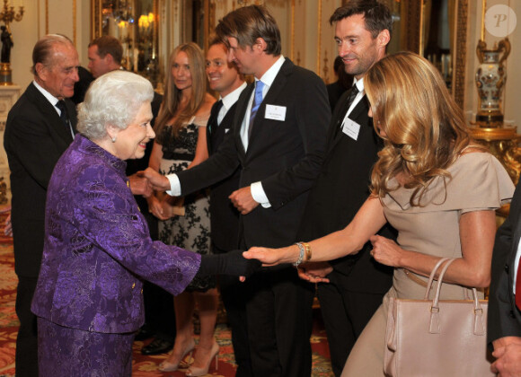 Hugh Jackman et Elle Macpherson officiellement présentés à la reine Elizabeth II lors d'une réception à Buckingham Palace le 13 octobre 2011