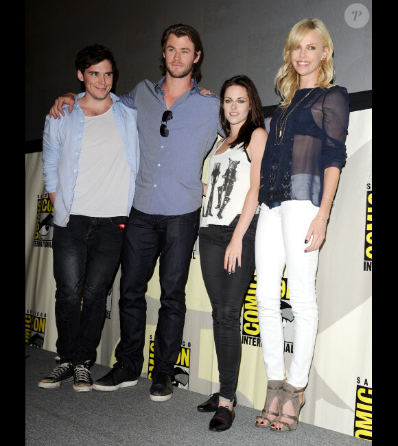 Charlize Theron, Kristen Stewart, Chris Hemsworth et Sam Clafin présentent Blanche-Neige et le chasseur au Comic-Con de San Diego le 23 juillet 2011.