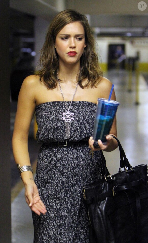 Jessica Alba fait du shopping. Vendredi 14 octobre 2011